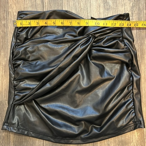 NWT Forever21 Black Faux Leather Twisted Mini Skirt With Back Zipper Size M - Picture 8 of 9